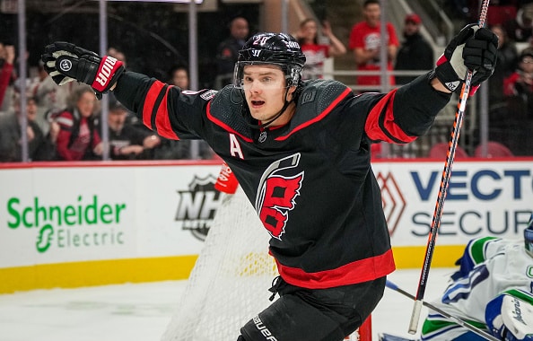 Sebastian Aho iski upean maalin - se tärkein jäi silti piippuun Hurricanesilta Sebastian Aho iski upean maalin – se tärkein jäi silti piippuun Hurricanesilta