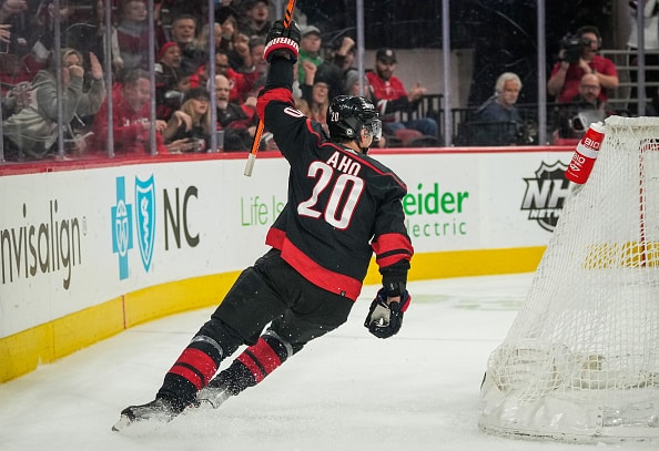 Toimittaja: Suomalaiselle NHL-supertähdelle tarjotaan 76 miljoonan taalan sopimusta Toimittaja: Suomalaiselle NHL-supertähdelle tarjotaan 76 miljoonan taalan sopimusta