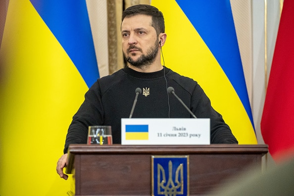 Volodymyr Zelenskyilta tiukka sanoma KOK:lle - "Jokaisen venäläisurheilijan neutraali lippu on veren tahrima" Volodymyr Zelenskyilta tiukka sanoma KOK:lle – ”Jokaisen venäläisurheilijan neutraali lippu on veren tahrima”