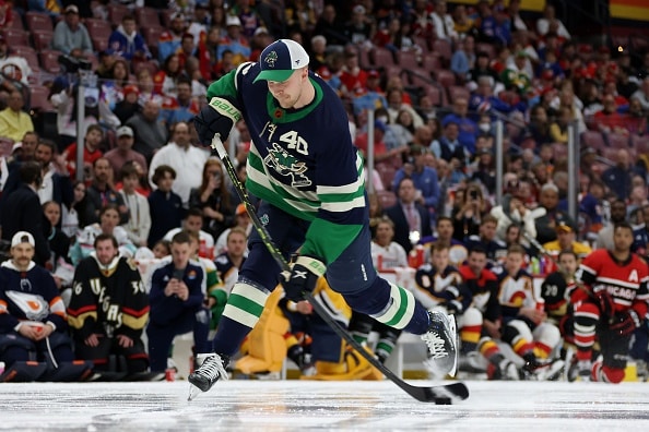 NHL:ssä jysäytettiin massiivinen sopimus - supertähti tienaa jatkossa yli 11 miljoonaa kaudesta NHL:ssä jysäytettiin massiivinen sopimus – supertähti tienaa jatkossa yli 11 miljoonaa kaudesta