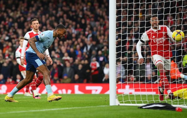 Mehiläisparvi aiheutti Arsenalille valtavan pettymyksen Valioliigassa Mehiläisparvi aiheutti Arsenalille valtavan pettymyksen Valioliigassa