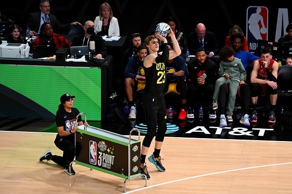 Lauri Markkanen karsiutui NBA-tähtien kolmoskisan finaalista - näin Utah Jazz kuittasi tilanteen Lauri Markkanen karsiutui NBA-tähtien kolmoskisan finaalista – näin Utah Jazz kuittasi tilanteen