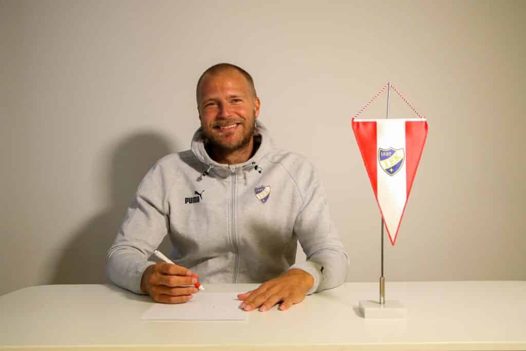 Paulus Arajuuri jättää Helsingissä jäähyväiset Paulus Arajuuri jättää Helsingissä jäähyväiset