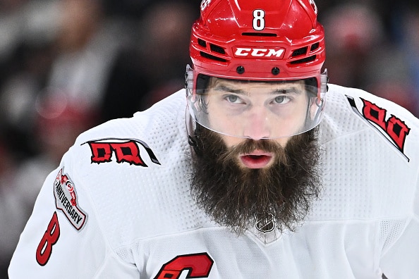 NHL-tähti yllätti: poseeraa peukut pystyssä SM-liigaseuran paita yllään NHL-tähti yllätti: poseeraa peukut pystyssä SM-liigaseuran paita yllään
