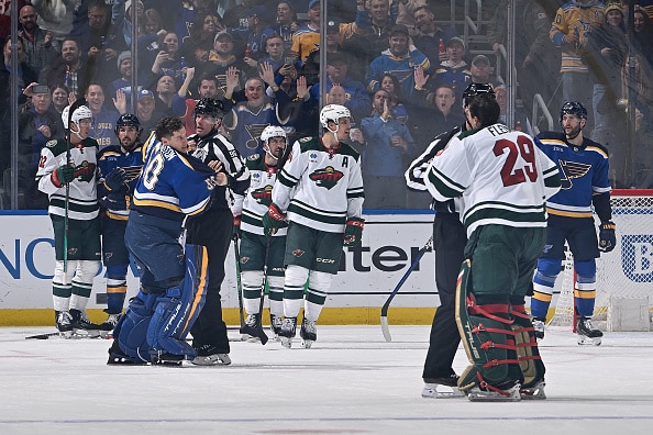 NHL-veskarin pinna petti rajulla tavalla - löi kilvellä maalintekijää kasvoihin ja lensi ulos NHL-veskarin pinna petti rajulla tavalla – löi kilvellä maalintekijää kasvoihin ja lensi ulos