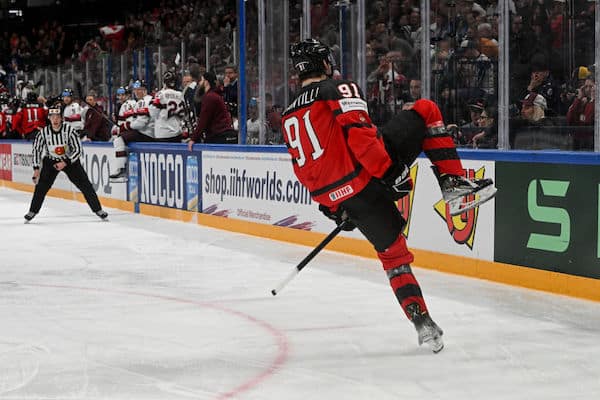 Sensaatio kuivui kasaan - NHL-superlupaus veivasi Kanadan jälleen MM-finaaliin Sensaatio kuivui kasaan – NHL-superlupaus veivasi Kanadan jälleen MM-finaaliin