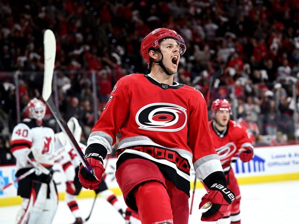 Kiekkoraamattu nosti NHL:n alkukauden yllättäjät - mukana yksi suomalaispelaaja Kiekkoraamattu nosti NHL:n alkukauden yllättäjät – mukana yksi suomalaispelaaja