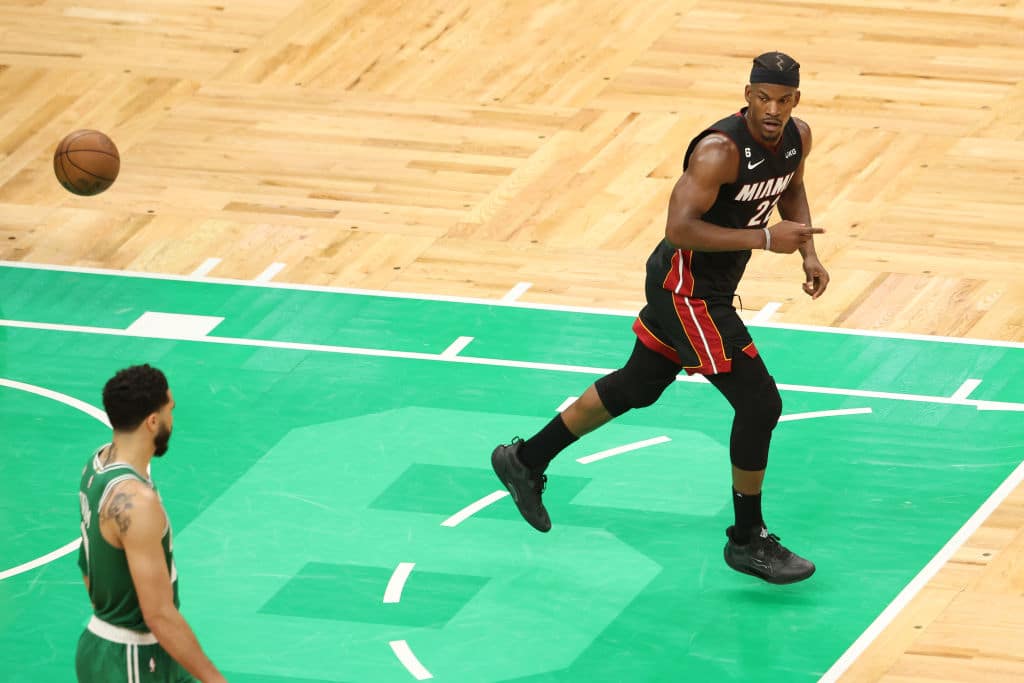 Historiallinen takaa-ajo kuivui kokoon NBA:ssa - yllätysjoukkue eteni finaaliin Historiallinen takaa-ajo kuivui kokoon NBA:ssa – yllätysjoukkue eteni finaaliin