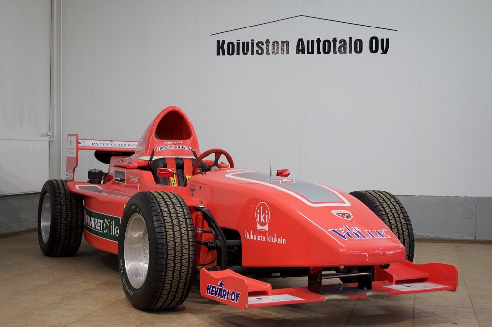 Jope Ruonansuu suunnitteli formula-auton jossa oli Elvis-meininkiä Jope Ruonansuu suunnitteli formula-auton jossa oli Elvis-meininkiä