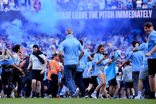 Täysi kaaos Manchester Cityn mestaruusjuhlissa - pelaajat siirrettiin turvaan Täysi kaaos Manchester Cityn mestaruusjuhlissa – pelaajat siirrettiin turvaan