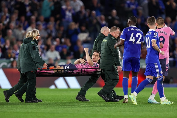 Everton kärsi karmean menetyksen putoamistaistelussa - kapteeni kannettiin paareilla kentältä Everton kärsi karmean menetyksen putoamistaistelussa – kapteeni kannettiin paareilla kentältä