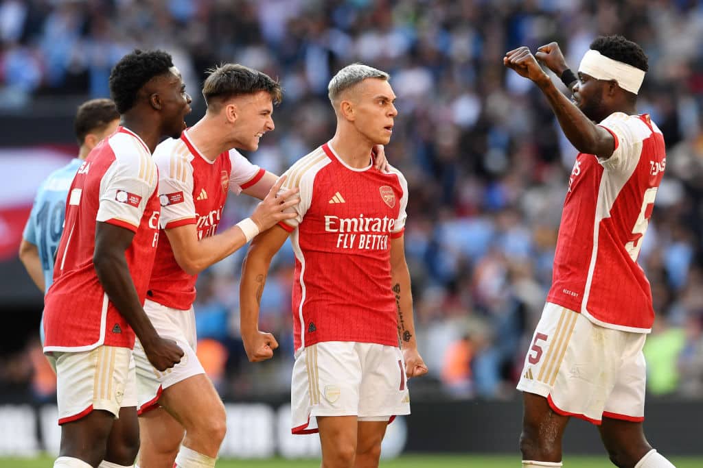 Arsenal kaatoi Manchester Unitedin - mestaruustaistelussa ei nähty lopullista ratkaisua Arsenal kaatoi Manchester Unitedin – mestaruustaistelussa ei nähty lopullista ratkaisua