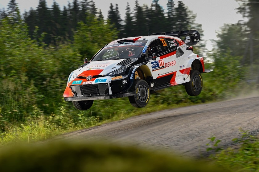 EK8: Rovanperä rajusti ulos - Jari-Matti Latvalalta upea veto, Evans johtaa nyt rallia EK8: Rovanperä rajusti ulos – Jari-Matti Latvalalta upea veto, Evans johtaa nyt rallia
