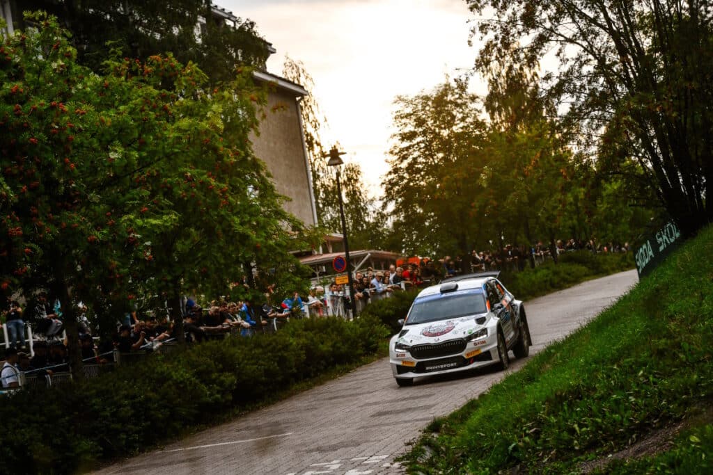 Lahden SM-rallissa vietetään superviikonloppua – hurja taistelu mestaruudesta jatkuu Lahden SM-rallissa vietetään superviikonloppua – hurja taistelu mestaruudesta jatkuu