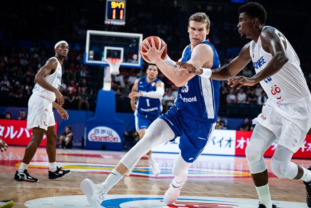 Lauri Markkanen kävi sanomassa sikailijalle pari valittua sanaa Lauri Markkanen kävi sanomassa sikailijalle pari valittua sanaa