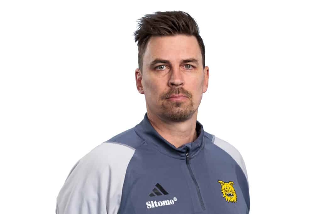 Fanit pillastuivat derbytappiosta - järkkärit joutuivat suojelemaan Ilveksen päävalmentajaa Fanit pillastuivat derbytappiosta – järkkärit joutuivat suojelemaan Ilveksen päävalmentajaa