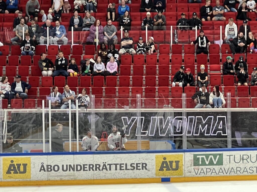 SM-liigassa nähtiin hyvin erikoinen ottelu - TPS:ltä komea nousu SM-liigassa nähtiin hyvin erikoinen ottelu – TPS:ltä komea nousu