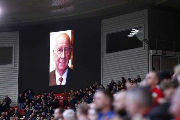 Jalkapallolegenda Bobby Charlton on kuollut Jalkapallolegenda Bobby Charlton on kuollut