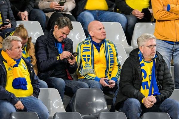 "Tämä on turvallisin paikka missä nyt voit olla" - ruotsalaiset eristettiin stadionille uusien iskujen pelossa ”Tämä on turvallisin paikka missä nyt voit olla” – ruotsalaiset eristettiin stadionille uusien iskujen pelossa