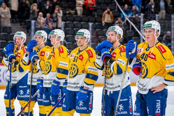 Suomalaispelaaja isossa roolissa kiekkojoukkueensa mestaruusjuhlissa Suomalaispelaaja isossa roolissa kiekkojoukkueensa mestaruusjuhlissa