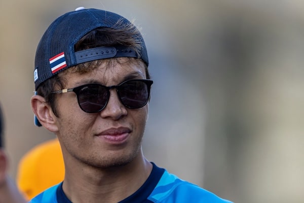 Alexander Albon vaihtamassa F1-tallia Alexander Albon vaihtamassa F1-tallia