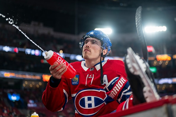 NHL-hyökkääjä sikaili - pitkä kakku NHL-hyökkääjä sikaili – pitkä kakku