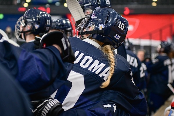 Tyttöleijonille karu selkäsauna pronssipelissä - 14-vuotias suomalainen paareilla ulos jäältä Tyttöleijonille karu selkäsauna pronssipelissä – 14-vuotias suomalainen paareilla ulos jäältä