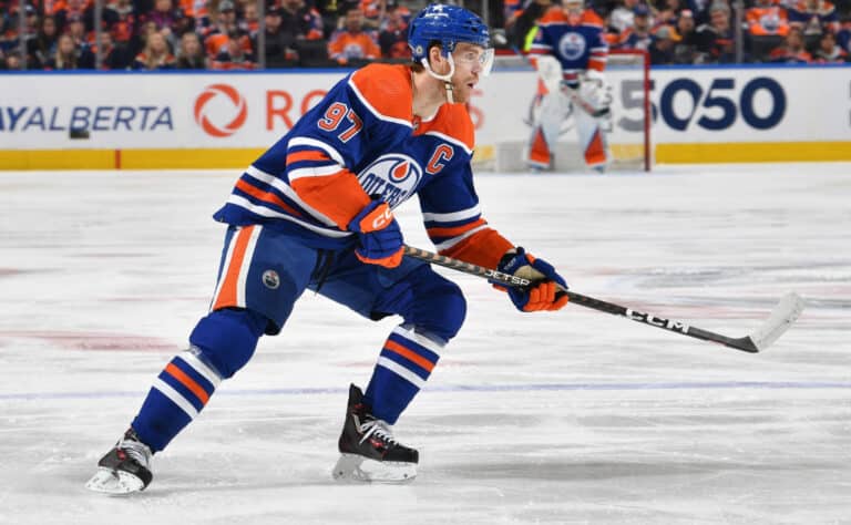 NHL-supertähti Connor McDavid sikaili