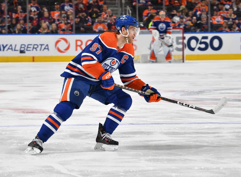 NHL-supertähti Connor McDavid sikaili