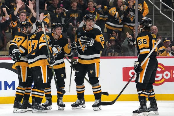 Antti Mäkinen järkyttyi, mitä todisti NHL-ottelussa Viaplaylla: "Äkkiä kamera kauemmas" Antti Mäkinen järkyttyi, mitä todisti NHL-ottelussa Viaplaylla: ”Äkkiä kamera kauemmas”