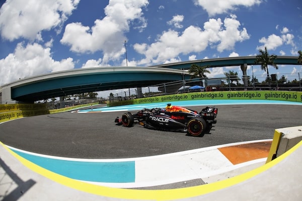 Max Verstappen kärjessä Miamin harjoituksissa, Ferrari-tähdelle kallis moka Max Verstappen kärjessä Miamin harjoituksissa, Ferrari-tähdelle kallis moka