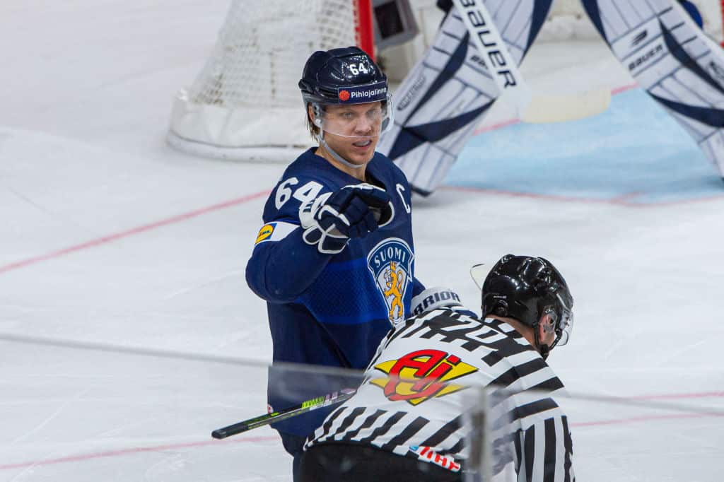 Mikael Granlund sikaili itsensä pihalle – Jukka Jalonen kommentoi jäätävästi Viaplaylla Mikael Granlund sikaili itsensä pihalle – Jukka Jalonen kommentoi jäätävästi Viaplaylla
