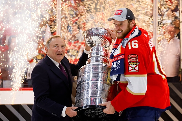 Näin Aleksander Barkov hehkutti mestaruutta Viaplaylla - lähetti upeat terveiset Suomeen Näin Aleksander Barkov hehkutti mestaruutta Viaplaylla – lähetti upeat terveiset Suomeen