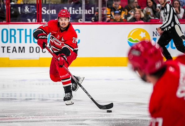 NHL:ssä tärähti upeita suomalaismaaleja - tyylittelijöinä Sebastian Aho ja Jesperi Kotkaniemi NHL:ssä tärähti upeita suomalaismaaleja – tyylittelijöinä Sebastian Aho ja Jesperi Kotkaniemi