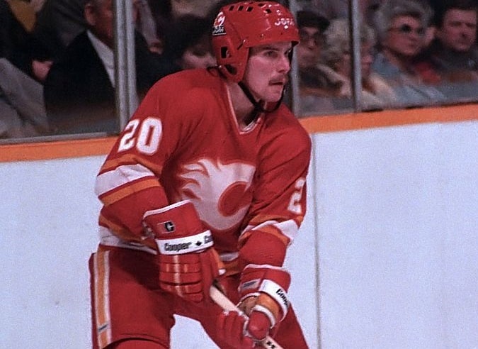 Calgary Flamesin suomalaispelaaja voitti kahdesti jalkapallokultaa Calgary Flamesin suomalaispelaaja voitti kahdesti jalkapallokultaa
