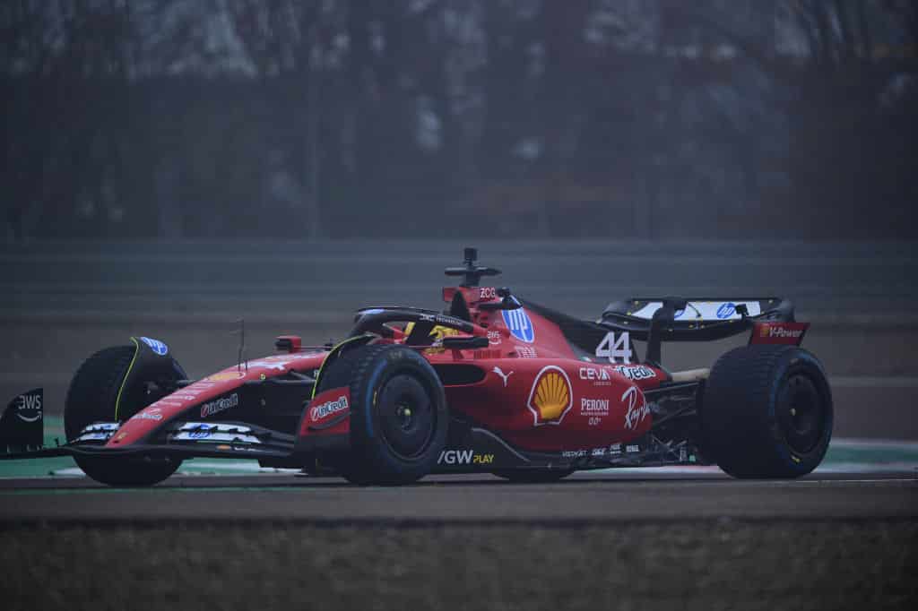 Ferrari-fanit hullaantuivat Lewis Hamiltonista – huusivat nämä sanat Fioranossa