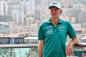 F1-nero jäi tutkimaan Max Verstappenin autoa – kuva herätti hilpeyttä varikolla
