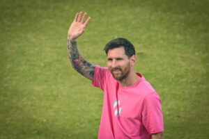 Vain tunteja isänsä kuoleman jälkeen – Lionel Messi sai koskettavan kunnianosoituksen kentällä