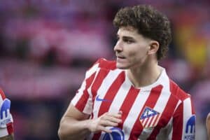 Atletico-pomo tyrmää Julian Alvarezin Barcelona-huhut: ”Hän tulee pelaamaan Atleticossa”