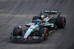 George Russell keskeytti heti avauskierroksella – törmäsi Lewis Hamiltoniin