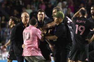 Lionel Messi sai sakot – läimäytti vastustajaa niskaan tunteiden kuumetessa Lionel Messi sai sakot – läimäytti vastustajaa niskaan tunteiden kuumetessa
