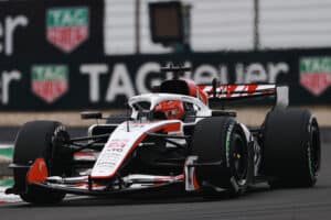 F1-talli talousongelmissa – kallispalkkaiselle kuskille tulossa lähtöpassit?