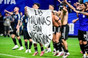 Argentiina juhli MM-välierävoittoa bannerilla – FIFA:n sakot uhkaavat jälleen