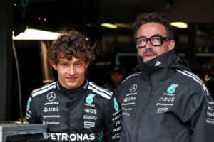Kimi Antonellin löytäjä loikkaa kilpailijalle – jätti Mercedekselle koskettavat jäähyväiset