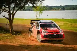 Toyota-tähti ajoi todella rajusti ulos - MM-ralli keskeytetty Toyota-tähti ajoi todella rajusti ulos – MM-ralli keskeytetty