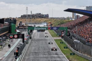 Max Verstappen ajoi kovassa vauhdissa rajusti seinään – punaiset liput