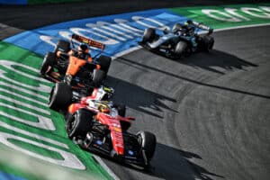 Lewis Hamilton raivosi radiossa – ”Mitä täällä tapahtuu?”