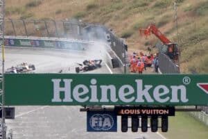 Max Verstappen harvinaisen nöyränä kolarinsa jälkeen – ”Ei toiminut”